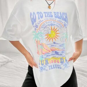 Sun & Letter Figura gráfica padrão série de impressão em torno do pescoço solto manga curta camiseta verão casual moda viagem camisetas meninas