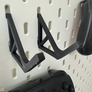 Krokar till spelkontroll: Universell passform för IKEA SKADIS Pegboard bild 5