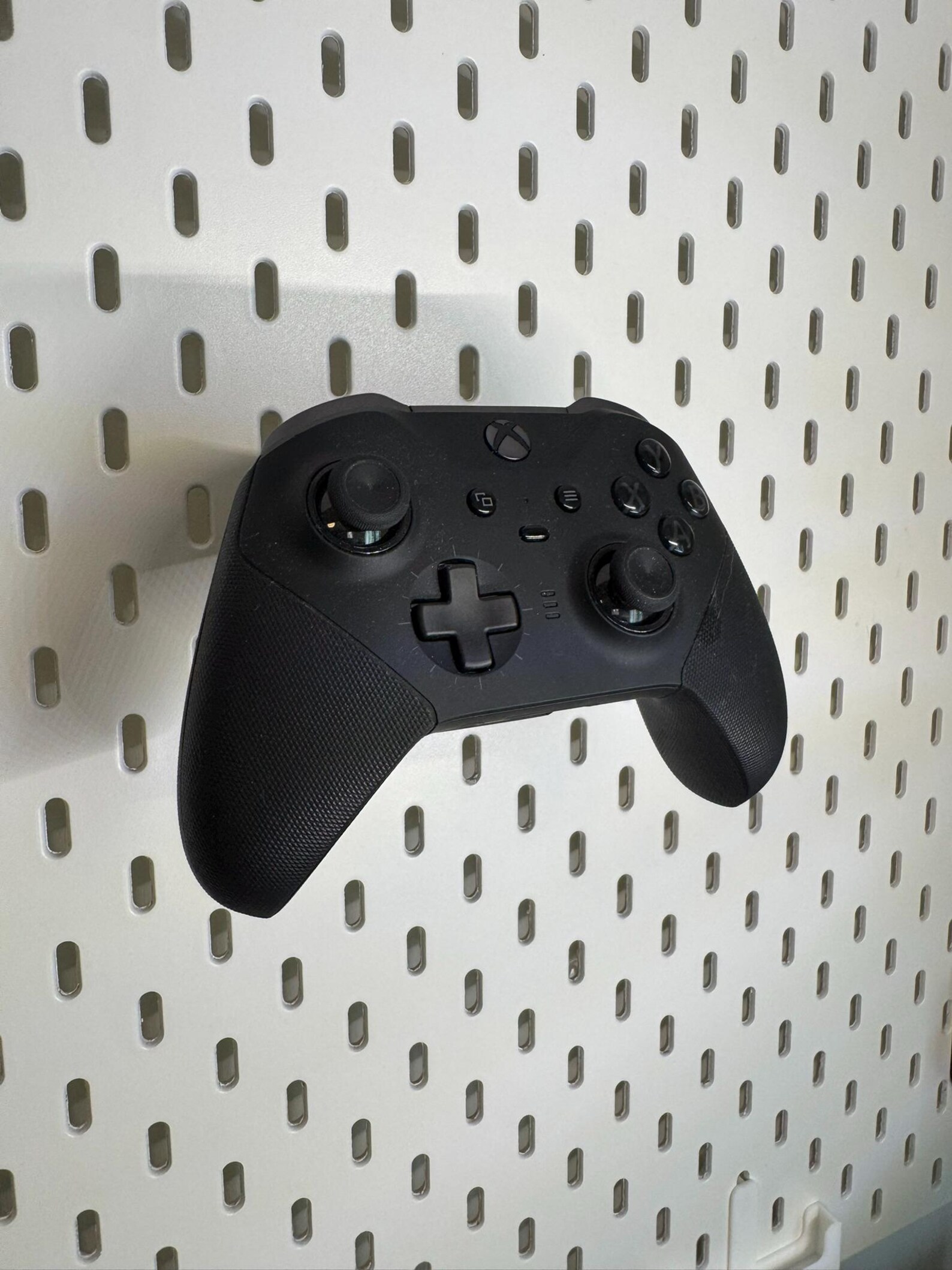 Xbox Elite Series 2 Wireless Controller Display Stand for IKEA SKADIS / UPPSPEL Pegboard