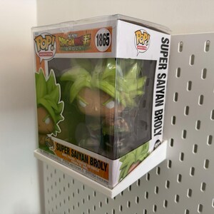 Op de afbeelding: Een Funko Pop! Animation figuur van Super Saiyan Broly uit Dragon Ball Super. De figuur is groen en heeft een witte doos met de tekst "Super Saiyan Broly" en "Dragon Ball Super" erop.
