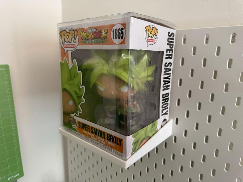 Op de afbeelding: Een Funko Pop! Animation figuur van Super Saiyan Broly uit Dragon Ball Super. De figuur is groen en heeft een witte doos met de tekst "Super Saiyan Broly" en "Dragon Ball Super" erop.