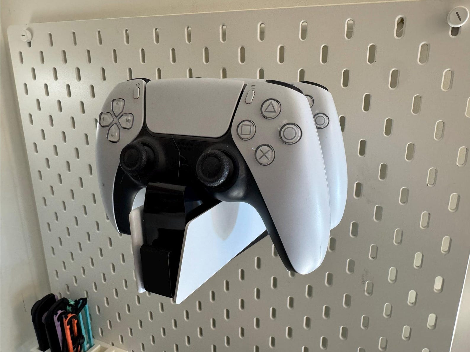 PS5 DualSense Charging Station Holder Hook for IKEA Skadis - 3D Printed Mount