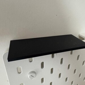 IKEA Skadis Pegboard Topphylla Texturerat Monteringsställ 5 cm Djup Organisator för Skrivbord & Hobbyförvaring bild 5