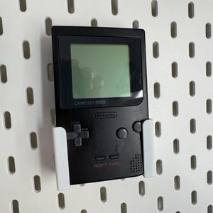 Nintendo Gameboy Pocket Pegboard Mount 3D-printade displaykrokar för IKEA Skadis Pegboard bild 2
