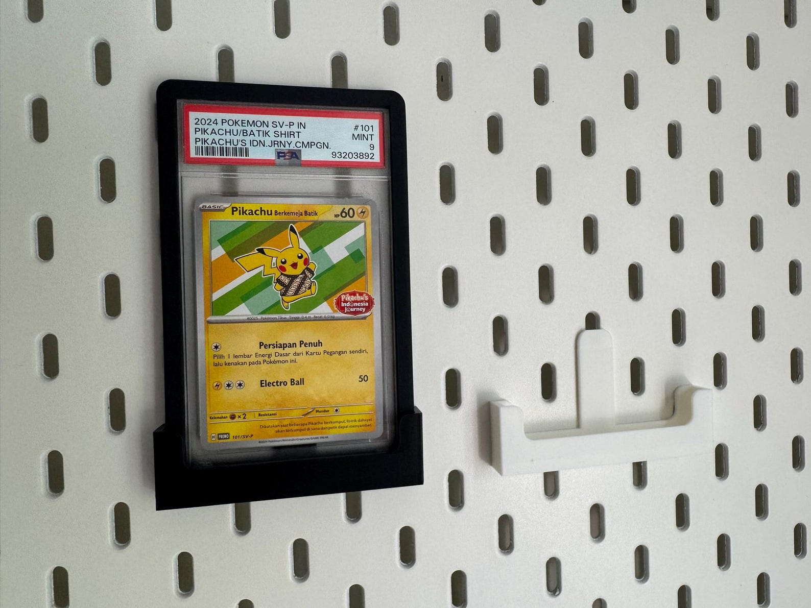 Graded Card Mount with Bumper Case: IKEA Skadis/Uppspel Pegboard - 3D Printed