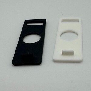Pu&ograve; includere: Due custodie per telefono in plastica, una nera e una bianca, con un ritaglio per un obiettivo della fotocamera.