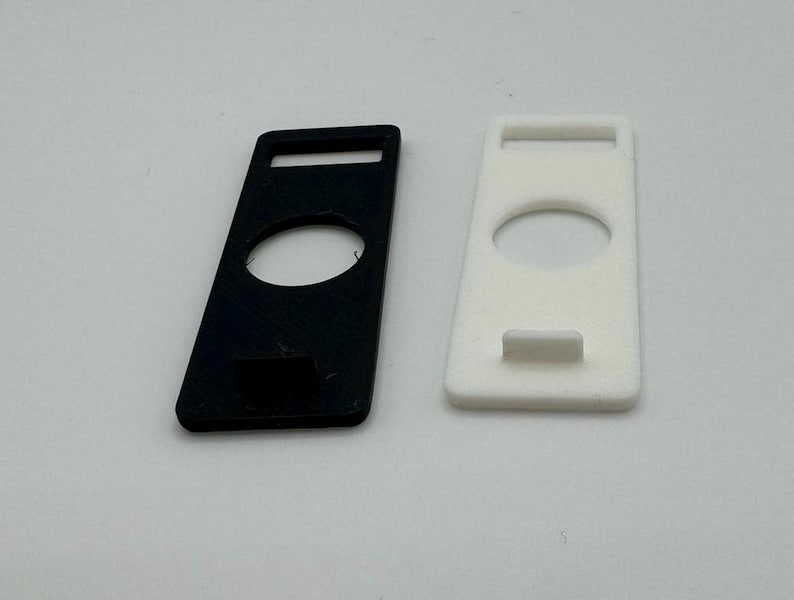 Pu&ograve; includere: Due custodie per telefono in plastica, una nera e una bianca, con un ritaglio per un obiettivo della fotocamera.
