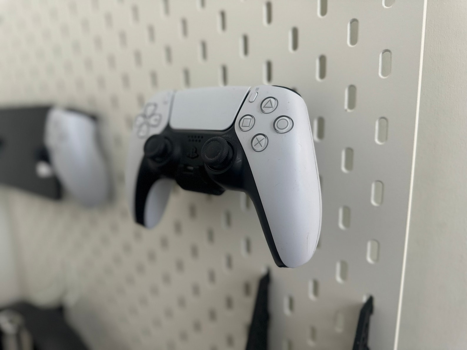 PS5 DualSense and DualSense Edge Controller Pegboard Stand Hook for IKEA SKADIS / UPPSPEL
