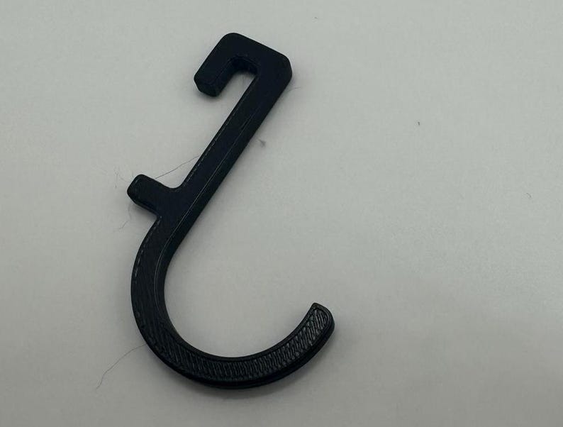 Puede incluir: Un gancho de pl&aacute;stico negro dise&ntilde;ado para ayudar a abrir puertas y presionar botones sin tocar las superficies.