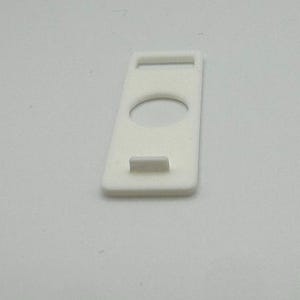 Pu&ograve; includere: Supporto per telefono in plastica bianca con un ritaglio per un telefono e un piccolo labbro sul fondo.