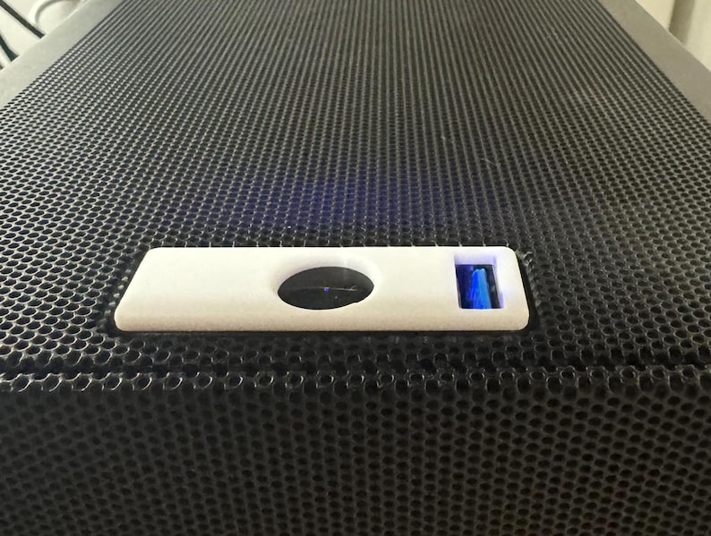 Pu&ograve; includere: Una porta USB bianca su un altoparlante nero con una griglia a rete nera.