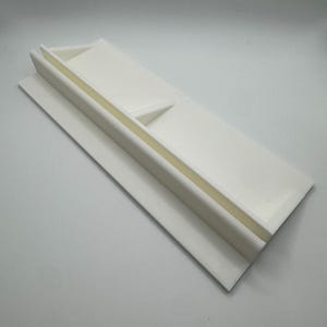 Puede incluir: Organizador de pl&aacute;stico blanco con tres compartimentos. El organizador est&aacute; dise&ntilde;ado para mantener los art&iacute;culos en posici&oacute;n vertical.