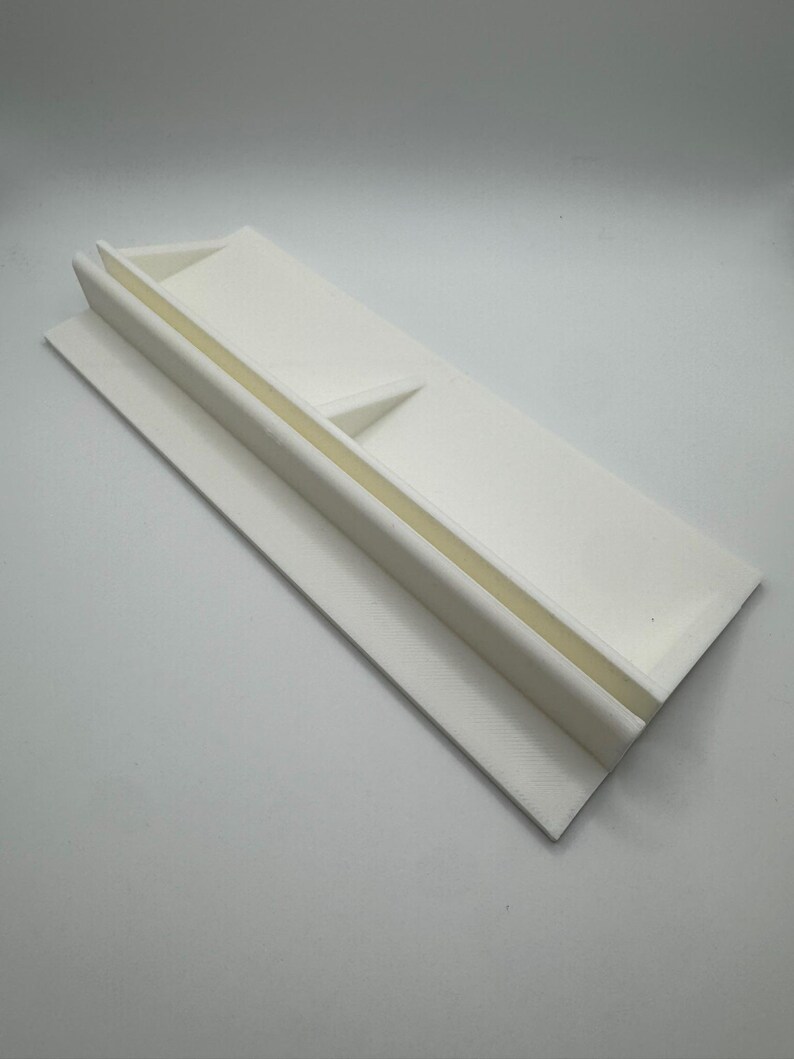 Puede incluir: Organizador de pl&aacute;stico blanco con tres compartimentos. El organizador est&aacute; dise&ntilde;ado para mantener los art&iacute;culos en posici&oacute;n vertical.