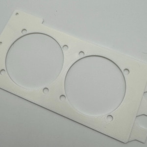 Peut inclure: Support de ventilateur en plastique blanc avec deux d&eacute;coupes circulaires pour les ventilateurs. Le support comporte plusieurs petits trous autour des bords des d&eacute;coupes.
