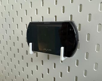 Support pour console Sony PSP Go avec crochets pour panneau perforé Ikea Skadis Uppspel