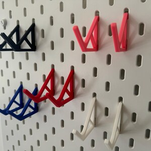 Krokar till spelkontroll: Universell passform för IKEA SKADIS Pegboard bild 2