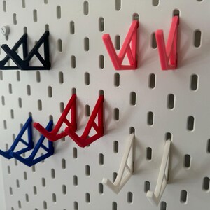 Krokar till spelkontroll: Universell passform för IKEA SKADIS Pegboard bild 3