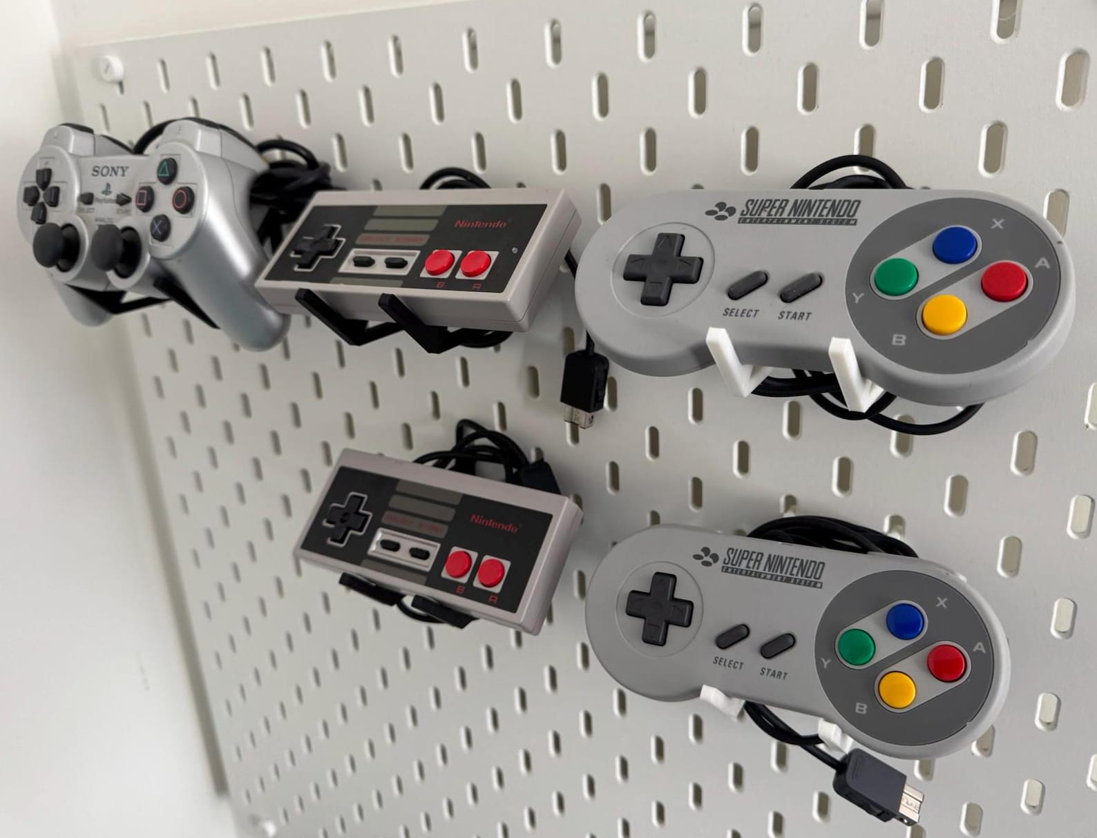 Gaming Controller Hooks for IKEA Skadis Pegboard - Universal Display Stand - Wired controllers