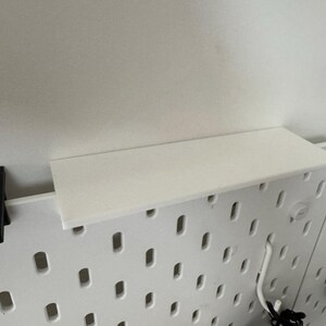 IKEA Skadis Pegboard Topphylla Texturerat Monteringsställ 5 cm Djup Organisator för Skrivbord & Hobbyförvaring bild 6