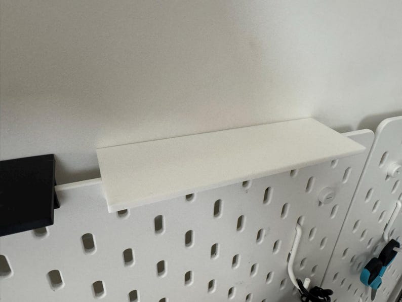 IKEA Skadis Pegboard Topphylla Texturerat Monteringsställ 5 cm Djup Organisator för Skrivbord & Hobbyförvaring bild 6