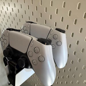 PS5 DualSense Ladestation Halter für IKEA Skadis - 3D Gedruckte Halterung Bild 4