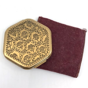 Pilcher Powder Compact 1940s Raised Black Floral Vines Decor Signé Puff vintage Vanity Case with Sleeve