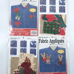 以下が含まれることがあります： クリスマスのクラフトに使えるアイロン接着の布製アップリケが2つ入ったパッケージ。1つ目のパッケージには、赤、緑、白のクリスマスモチーフのアップリケが施された青いデニムシャツが入っています。2つ目のパッケージには、トナカイ3匹のアップリケが施された青いデニムシャツが入っています。どちらのパッケージにも「HOLIDAY Fabric Appliqués」と「NOW SEWABLE!」の文字が書かれています。