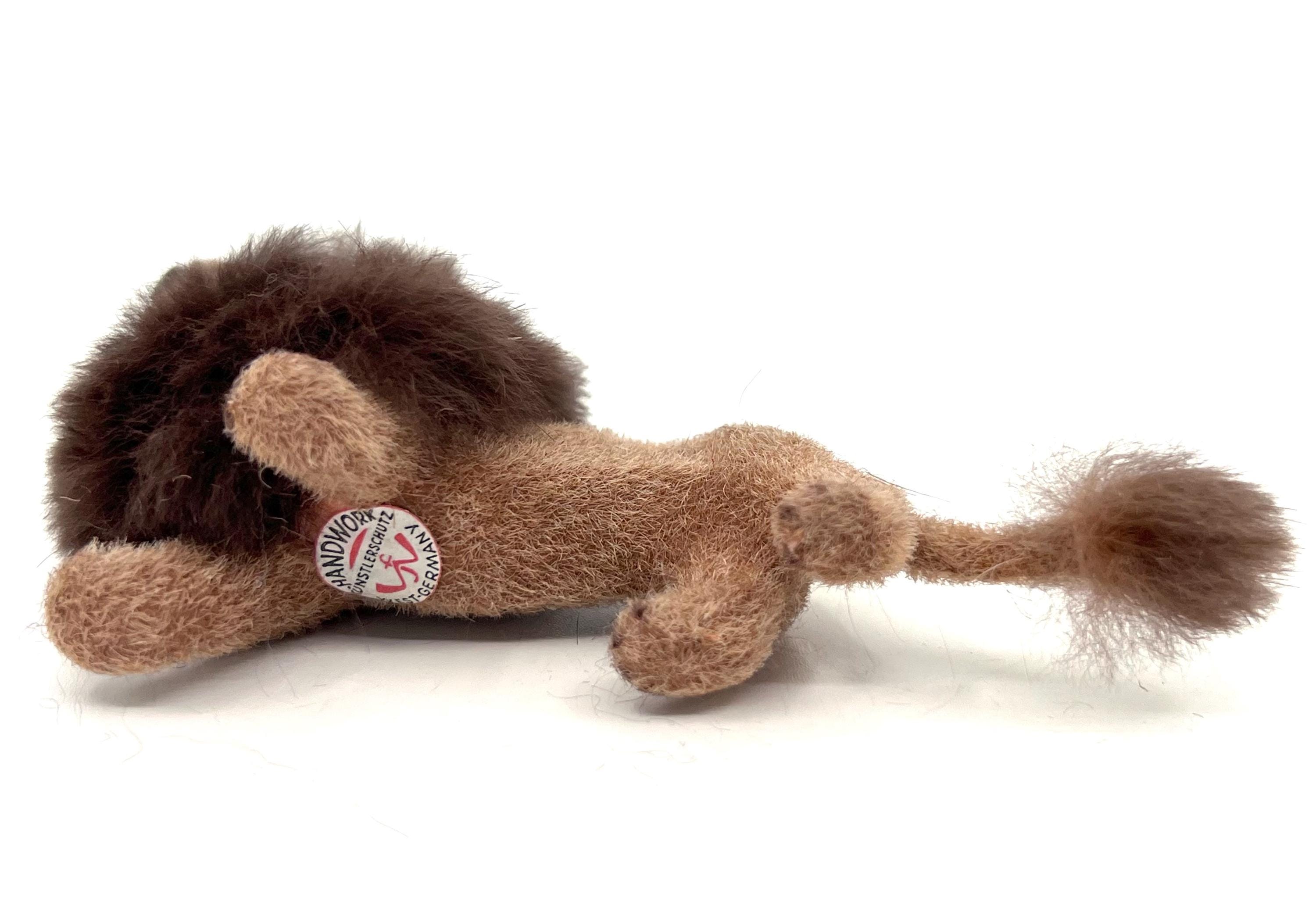 ドイツ　アンティーク　ワグナー　リス　アニマル　KUNSTLERSCHUTZ Wagner Germany Kunstlerschutz Lion 6 Cm 2.25 Inches Label