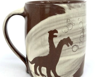 Studio Art aardewerk koffiemok mythische hydra tweekoppige monster wax resist decor 4 inch 15 oz