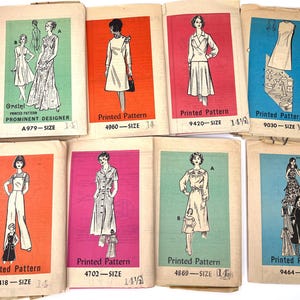 Puede incluir: Una colección de patrones de costura vintage con ilustraciones de diseños de moda femenina. Cada patrón tiene una portada colorida con texto que indica el número y la talla del patrón. Los patrones muestran varios estilos, incluyendo vestidos, monos y trajes.