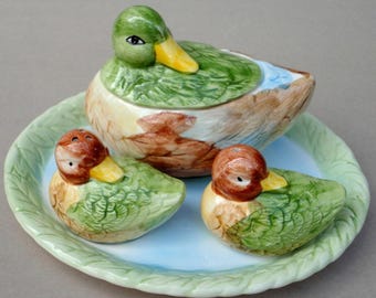 Eendsuikerpot met zout en peper en passend bord, set van 5 stuks, Korea gemarkeerd als FG c1970 en label Ceramic Vintage