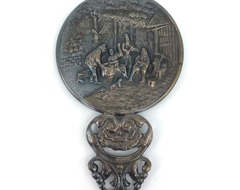 Hans Jensen Danemark Repousse Vanity Purse Hand Mirror Silver Plated 1940s Tavern Scene Whale Mark 4.5 pouces vintage