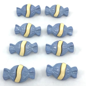 Op de afbeelding: Acht blauwe en witte knopen in de vorm van een snoepje. De knopen zijn gemaakt van plastic en hebben een glanzende afwerking.