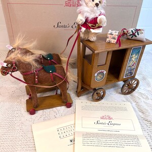 以下が含まれることがあります： テディベアサンタ、木製の馬2頭が木製のワゴンを引く、サンタの特急の 木製おもちゃセットと、本物であることを証明する証明書。証明書には「サンタの特急 世界限定3,000個」と記載されています。