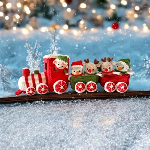 Op de afbeelding: Een rode speelgoedtrein met witte strepen trekt een rij van vijf gehaakte kerstfiguren. De figuren omvatten een sneeuwpop, een rendier en drie elven. De trein staat op een besneeuwde ondergrond.