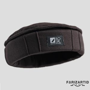 Puede incluir: Una gorra de algodón marrón oscuro con una etiqueta negra que dice "Bosal, Kirwan Apparel".