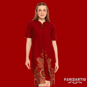 Puede incluir: Un vestido rojo con cuello mandarín y un estampado floral en el dobladillo inferior. El vestido tiene un cierre de botón en el cuello.