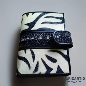 Prachtige leren portemonnee met pijlstaartrog – opvallende zebra-look, portemonnee met pijlstaartrog, visleer, damesportemonnee, leren portemonnee, pijlstaartrogcadeau