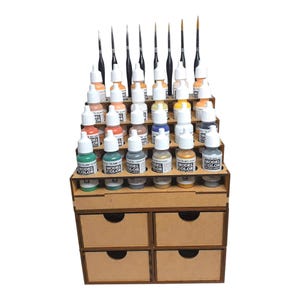 Piccolo contenitore per i colori Vallejo Army Painter e quattro piccoli cassetti per i colori di Warhammer 40k.