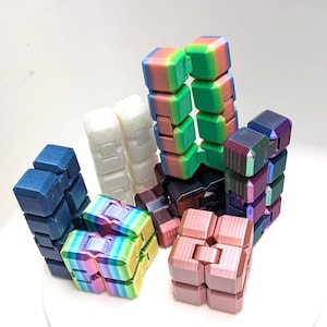 Juguete antiestrés con forma de cubo infinito