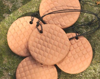 Difusor de aceites esenciales de terracota – Disco de aromaterapia colgante de arcilla – Ambientador para coche, hogar y oficina