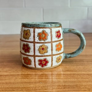 Taza de cerámica floral retro – Taza de café hecha a mano – Cerámica de gres moteada – Regalo floral colorido