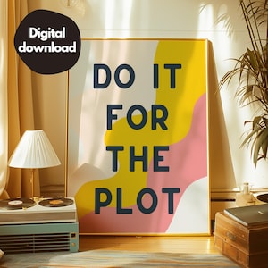 Puede incluir: Una descarga digital de un póster imprimible con un fondo abstracto amarillo, rosa y blanco. El texto "DO IT FOR THE PLOT" está en letras negras y negritas.