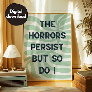 以下が含まれることがあります： 緑と白の抽象的な背景に「THE HORRORS PERSIST BUT SO DO I」という黒いテキストが書かれた、印刷可能な壁掛けアートプリントのデジタルダウンロードです。
