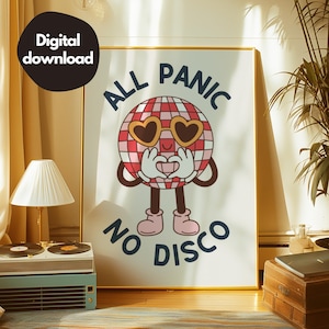 Könnte beinhalten: Ein weißer Poster mit einer rot-weißen Discokugel, die eine Sonnenbrille trägt und mit ihren Händen ein Herz formt. Der Text "ALL PANIC NO DISCO" ist in schwarzen Buchstaben um die Discokugel herum geschrieben.