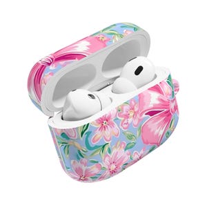 Könnte beinhalten: Weiße kabellose Ohrhörer in einem floral gemusterten Etui. Das Etui ist hellblau mit rosa Blumen und grünen Blättern. Die Ohrhörer sind weiß und haben einen schwarzen Akzent.