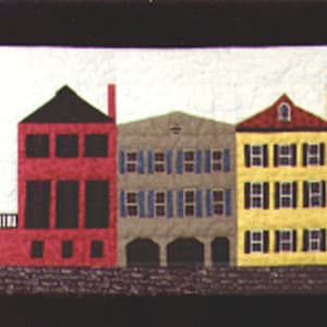 Peut inclure: Une rangée de maisons colorées avec des bordures et des fenêtres blanches. Les maisons sont alignées et ont des couleurs différentes, notamment le rouge, le jaune, le bleu et le beige.