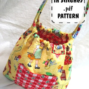 Op de afbeelding: Een gele stoffen tas met een rood-wit geblokt vak. De tas heeft een trekkoord sluiting en heeft een print van een meisje met een naaiset en andere naai-gerelateerde items. De tekst "In Stitches .pdf PATTERN" is gedrukt op een wit rechthoek in de rechterbovenhoek van de afbeelding.