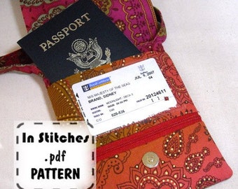 Könnte beinhalten: Ein farbenfroher Stoff-Reisepasshalter mit Paisley-Muster, der einen Reisepass und ein Kreuzfahrtticket enthält. Der Halter hat einen roten Reißverschluss und einen Magnetverschluss. Der Text "In Stitches .pdf PATTERN" ist sichtbar.