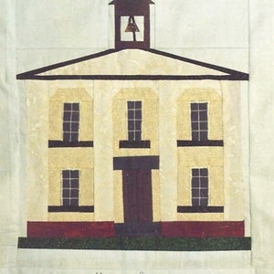 Puede incluir: Una ilustración de estilo vintage de una escuela con una torre de campanario. El edificio es de color crema con molduras y ventanas marrones. La escuela tiene una base de ladrillo rojo y un césped verde. El texto "Massie School 1856" está impreso debajo del edificio.